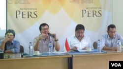 Wakil Ketua SETARA Institute, Bonar Tigor Naipospos (sedang berbicara) dan Ketua SETARA, Hendardi (kedua dari kanan) dalam jumpa pers soal RUU terorisme di kantor SETARA di Jakarta hari Senin (10/7). (Fathiyah/VOA)