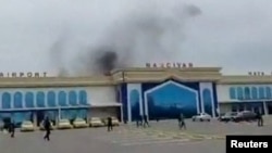 دود ناشی از اصابت پهپاد به فرودگاه نحجوان، حمله‌ای که به ایران منتسب شده و واکنش شدید رئیس‌جمهور جمهوری آذربایجان را در پی داشته است