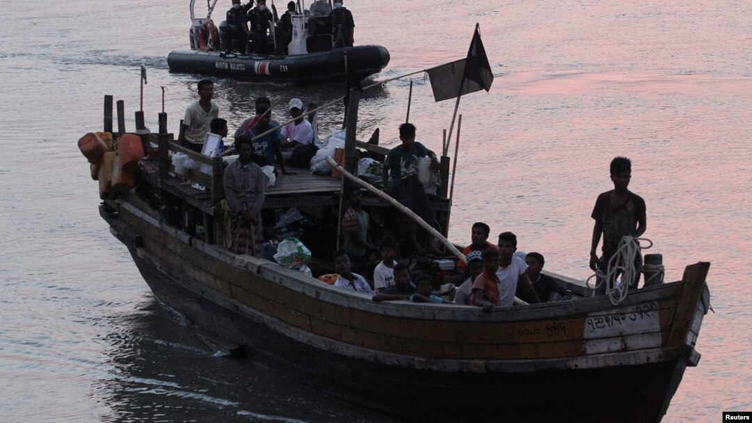 Warga etnis Rohingya mengungsi dengan menggunakan perahu (foto: dok). 