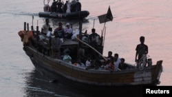 Warga etnis Rohingya mengungsi dengan menggunakan perahu (foto: dok). 