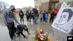 Commémoration en plein milieu d'une rue. dimanche 23 novembre 2014, au lieu où un Noir de 18 ans a été abattu, trois mois plutôt, par un policier blanc à Ferguson, Mo.