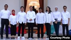 Presiden Joko Widodo saat memperkenalkan tujuh orang Staf Khusus Presiden di veranda Istana Merdeka, Jakarta, Kamis, 21 November 2019. (Foto: setpres.setneg)