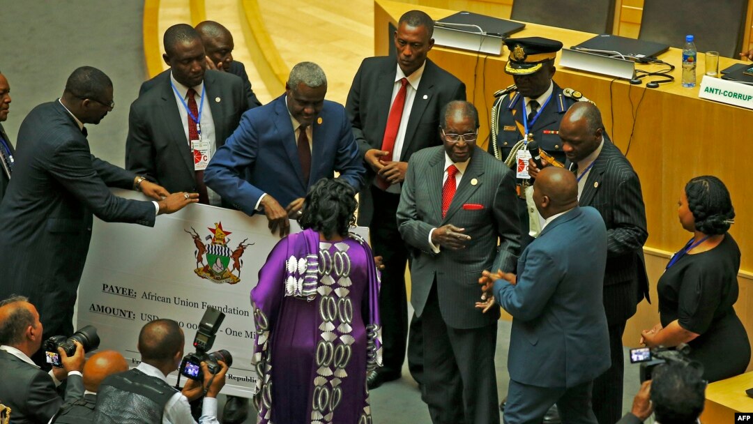 El presidente de Zimbabwe, Robert Mugabe (centro) donó $1 million de dólares a la Unión Africana, el lunes, 3 de julio de 2017.
