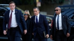 FILE - Hunter Biden (tengah) bersama istrinya Melissa Cohen Biden, tiba di pengadilan federal di Los Angeles, 5 September 2024.