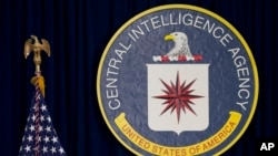 ARSIP – Foto yang diambil tanggal 13 April 2016 menunjukkan segel Central Intelligence Agency di markas besar CIA di Langley, VA (foto: AP Photo/Carolyn Kaster, Arsip)