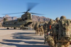 지난해 1월 아프가니스탄에서 미군들이 미션 수행을 위해 군 헬기에 탑승하고 있다.