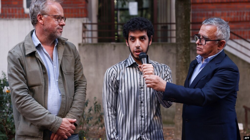 تقی رحمانی، روزنامه نگار و همسر نرگس محمدی (راست)، پسرشان علی (وسط) و کریستف دلوآر دبیر کل سازمان غیردولتی گزارشگران بدون مرز در کنفرانس مطبوعاتی در پاریس - ۶ اکتبر ۲۰۲۳ (۱۴ مهر ۱۴۰۲)