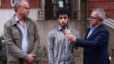 تقی رحمانی، روزنامه نگار و همسر نرگس محمدی (راست)، پسرشان علی (وسط) و کریستف دلوآر دبیر کل سازمان غیردولتی گزارشگران بدون مرز در کنفرانس مطبوعاتی در پاریس - ۶ اکتبر ۲۰۲۳ (۱۴ مهر ۱۴۰۲)