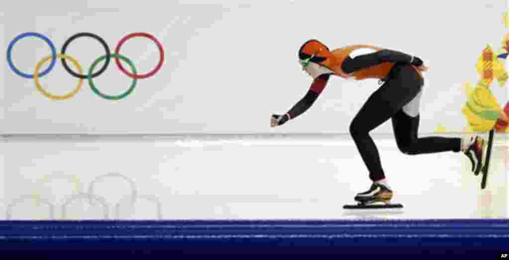 Bronze medallist Lotte van Beek of the Netherlands competes in the women's 1,500-meter speedskating race at the Adler Arena Skating Center during the 2014 Winter Olympics in Sochi, Russia, Sunday, Feb. 16, 2014. (AP Photo/Pavel Golovkin)