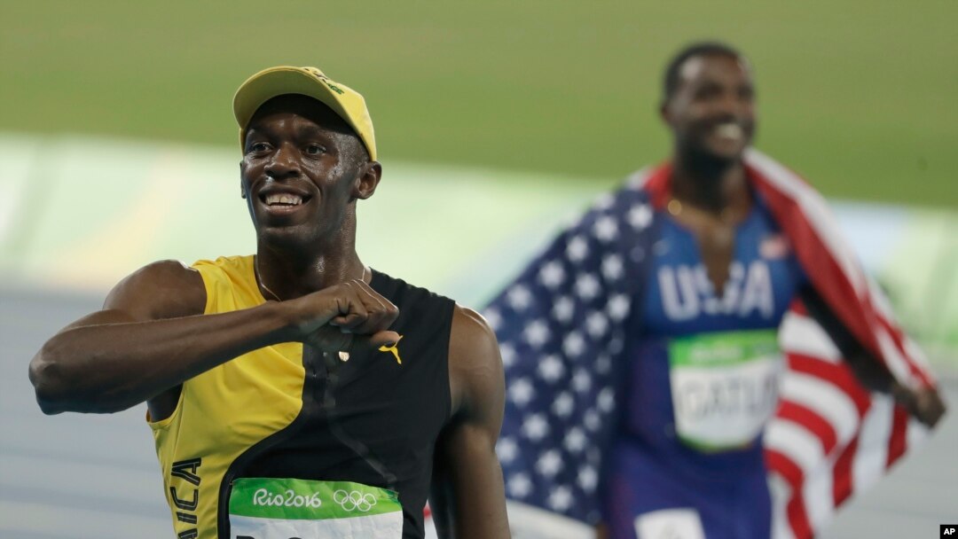 Pelari Usain Bolt dari Jamaika merayakan kemenangan di final 100 putra dalam pertandingan atletik di Olimpiade 2016 di Rio de Janeiro, Brazil (14/8). (AP/Natacha Pisarenko)