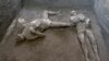 Uno de dos esqueletos descubiertos que los arqueólogos creen que fueron de unos hombres que murieron cuando un muro se derrumbó durante los poderosos terremotos que acompañaron la erupción del monte Vesubio que destruyó la antigua ciudad de Pompeya en el año 79 de Nuestra Era.
