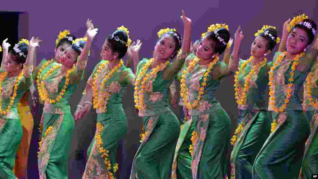 Des artistes participent à une danse traditionnelle lors d'une cérémonie pour marquer la fête du Myanmar au palais présidentiel à Naypyitaw, le 12 avril 2016.