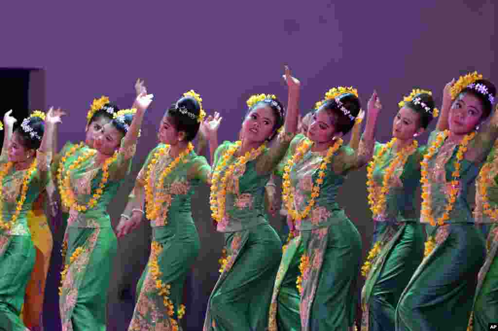 Performers take part in a traditional dance during a ceremony to mark the Myanmar water festival at the Presidential Palace in Naypyitaw, April 12, 2016.