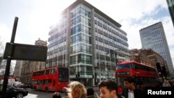 Kantor pusat perusahaan "Cambridge Analytica" di London, Inggris (foto: ilustrasi). Pemerintah Inggris sedang mengupayakan surat perintah untuk menggeledah kantor Cambridge Analytica untuk mengetahui apakah Facebook cukup melindungi informasi pribadi penggunanya. 