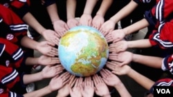 江西一所中學的學生手捧地球儀，紀念地球日，宣揚環保（2011年4月19日）