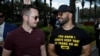 ARCHIVO - Enrique Tarrio (der.), líder de los Proud Boys, junto a un hombre no identificado, a las afueras de la Conferencia de Acción Política Conservadora (CPAC, en inglés) en Orlando, Florida, EEUU, el 27 de febrero de 2021. REUTERS/Octavio Jones.