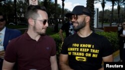 ARCHIVO - Enrique Tarrio (der.), líder de los Proud Boys, junto a un hombre no identificado, a las afueras de la Conferencia de Acción Política Conservadora (CPAC, en inglés) en Orlando, Florida, EEUU, el 27 de febrero de 2021. REUTERS/Octavio Jones.