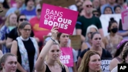 FILE - Demonstran pembela hak aborsi bersorak dalam aksi unjuk rasa di luar gedung DPR negara bagian di Lansing, Michigan, 24 Juni 2022. (Paul Sancya, Arsip/AP)