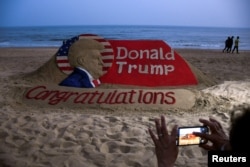 Pemandangan patung pasir yang menggambarkan Donald Trump dari Partai Republik setelah ia memenangkan Pemilu Amerika 2024, di pantai Puri, di Negara Bagian Odisha Timur, India, 6 November 2024. (Stringer/REUTERS)