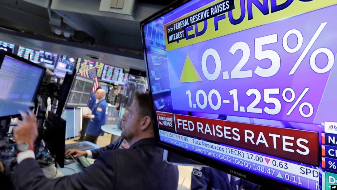 Kenaikan tingkat suku bunga Bank Sentral AS ditunjukkan di layar televisi di lantai bursa New York, 14 Juni 2017.