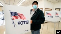 Një votues merr pjesë fizikisht në votimin e hershëm në shtetin Iowa (20 tetor 2020)