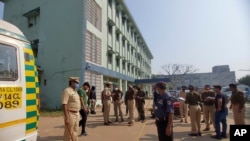 Petugas polisi menyelidiki tempat kejadian setelah kebakaran terjadi di Rumah Sakit Umum Distrik di Bhandara, sekitar 70 kilometer dari Nagpur, India, Sabtu, 9 Januari 2021. (Foto: AP)