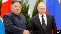 Tổng thống Nga Vladimir Putin (phải) và nhà lãnh đạo Triều Tiên Kim Jong Un bắt tay trong cuộc gặp tại Vladivostok ở Nga, vào ngày 25/4/2019