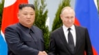 Tổng thống Nga Vladimir Putin (phải) và nhà lãnh đạo Triều Tiên Kim Jong Un bắt tay trong cuộc gặp tại Vladivostok, Nga, ngày 25/4/2019.