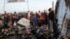 Palestinos observan la destrucción después de un ataque israelí en el lugar donde se alojaban personas desplazadas en Rafah, Franja de Gaza, el 27 de mayo de 2024.