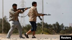 Combatientes de Misrata disparan a militantes del Estado islámico cerca de Sirte, Libia.