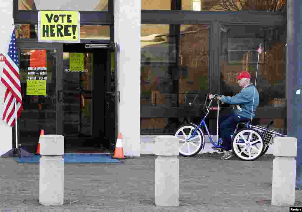 ریاست نیوجرسی میں ایک معذور شخص ووٹ ڈالنے جارہاہے