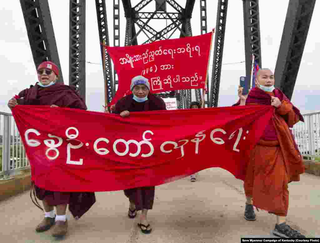 အမေရိကန်ပြည်ထောင်စု ကန်တပ်ကီပြည်နယ်က မြန်မာ့အရေးဆန္ဒပြပွဲ။ (ဧပြီ ၁၇၊ ၂၀၂၁။ ဓာတ်ပုံ - Save Myanmar Campaign of Kentucky)