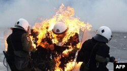 Hükümetin kemerleri sıkma politikasına karşı on binlerce kişi Atina'da gösteri yapmıştı