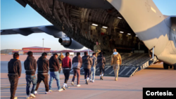 La secretaria de prensa de la Casa Blanca, Karoline Leavitt, publicó el 24 de enero esta imagen para mostrar que los aviones militares de EEUU ya estaban operando en la remoción de inmigrantes indocumentados hacia los países latinoamericanos. [Foto: Cortesía Casa Blanca]