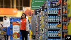 Sur cette photo, Laila Ummelaila, une employée au magasin Walmart à Old Bridge, N.J., le 9 novembre 2017