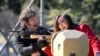 El presidente argentino Javier Milei y su vicepresidenta Victoria Villarruel suben a un tanque blindado durante un desfile militar que celebra el Día de la Independencia en Buenos Aires, Argentina, el martes 9 de julio de 2024.