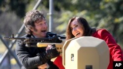 El presidente argentino Javier Milei y su vicepresidenta Victoria Villarruel suben a un tanque blindado durante un desfile militar que celebra el Día de la Independencia en Buenos Aires, Argentina, el martes 9 de julio de 2024.