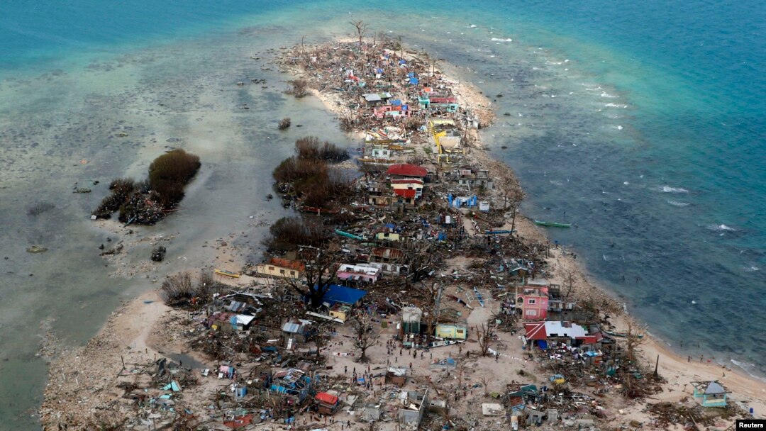 Gambar udara salah satu wilayah yang terkena dampak topah Haiyan di provinsi Samar, Filipina Tengah (11/11).