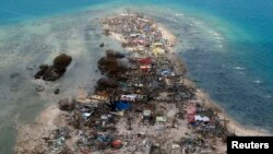 Gambar udara salah satu wilayah yang terkena dampak topah Haiyan di provinsi Samar, Filipina Tengah (11/11).