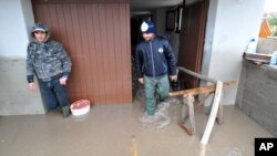 Sardinija, gde džet-set odmara na poznatim plažama sa belim peskom, posle jake oluje prekrivena muljem. 