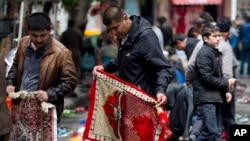 Warga Muslim Uighur bersiap melakukan shalat Jumat di Urumqi, ibukota provinsi Xinjiang (foto: dok).