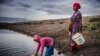 Martha Kasafi (kanan) dan putrinya,mengumpulkan air di Kabupaten Turkana, Kenya pada 2 Oktober 2019. (Foto: AFP)