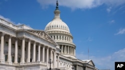 Una vista lateral del Capitolio, sede del Congreso de EE. UU. en Washington DC.
