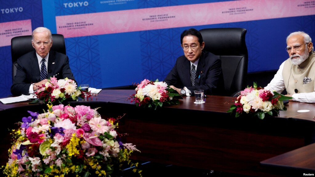2022年5月23日，美国总统拜登、印度总理莫迪和日本首相岸田文雄出席在日本东京泉花园画廊举行的“印度-太平洋经济框架”启动活动。（路透社）(photo:VOA)