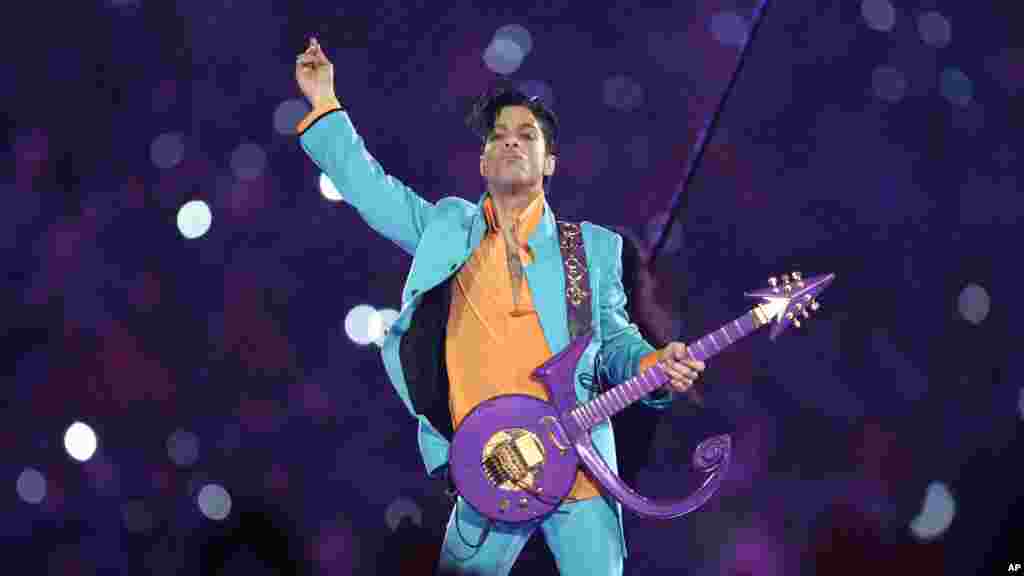 Prince se lució en 2007 durante el show de medio tiempo del Super Bowl en Miami.