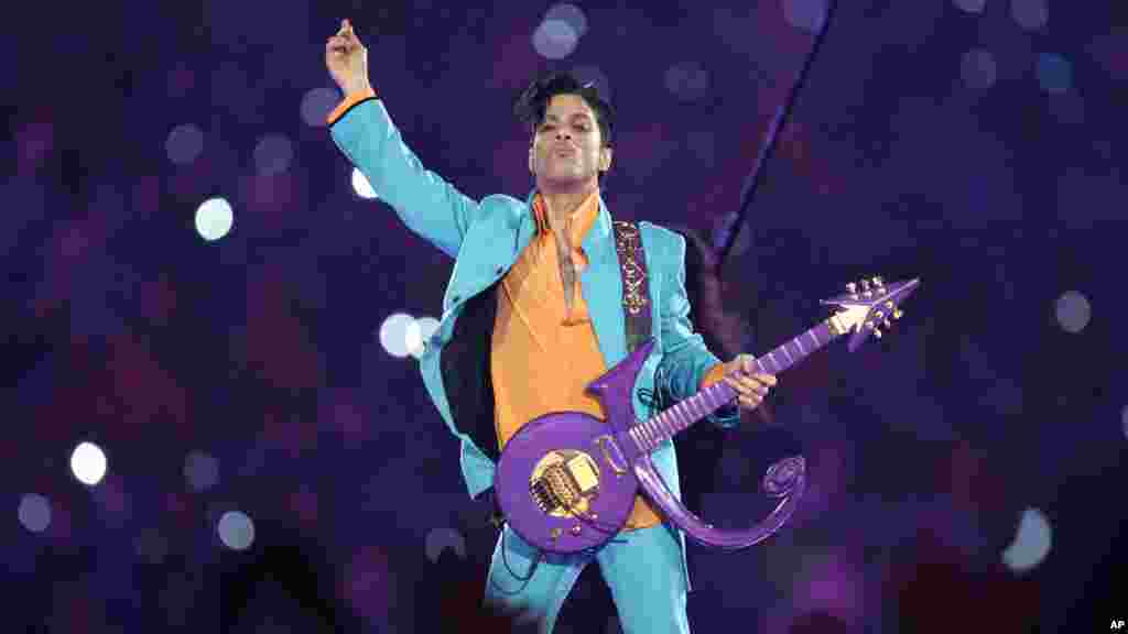 Prince emballe le public lors du Super Bowl XLI au Dolphin Stadium de Miami, 4 février 2007.