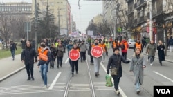 Studenti u protestnoj šetnji nakon što je njihova koleginica udarena kolima i teško povređena u Ruzveltovoj ulici u Beogradu (foto: VOA/Stefan MIljuš)