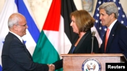  ဆွေးနွေးပွဲ အတွက် သဘောတူအပြီး လက်ဆွဲနှုတ်နေသည့် ပါလက်စတိုင်း စေ့စပ်ညှိနှိုင်းရေးမှူး Saeb Erekat (ဝဲ) နှင့် အစ္စရေးလ် တရားရေးဝန်ကြီး Tzipi Livni (ယာ)။ 