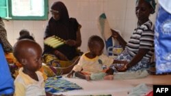 Des déplacés dans l'hôpital de Tillabéri, au Niger, le 14 octobre 2013.