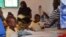 Des déplacés dans l'hôpital de Tillabéri, au Niger, le 14 octobre 2013.